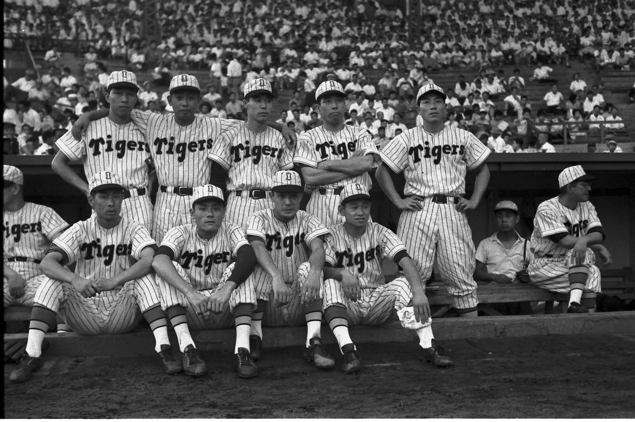 56年、大阪タイガースのレギュラー陣。手前左から2人目が小山正明、右端は吉田義男、後列右端は田宮謙次郎