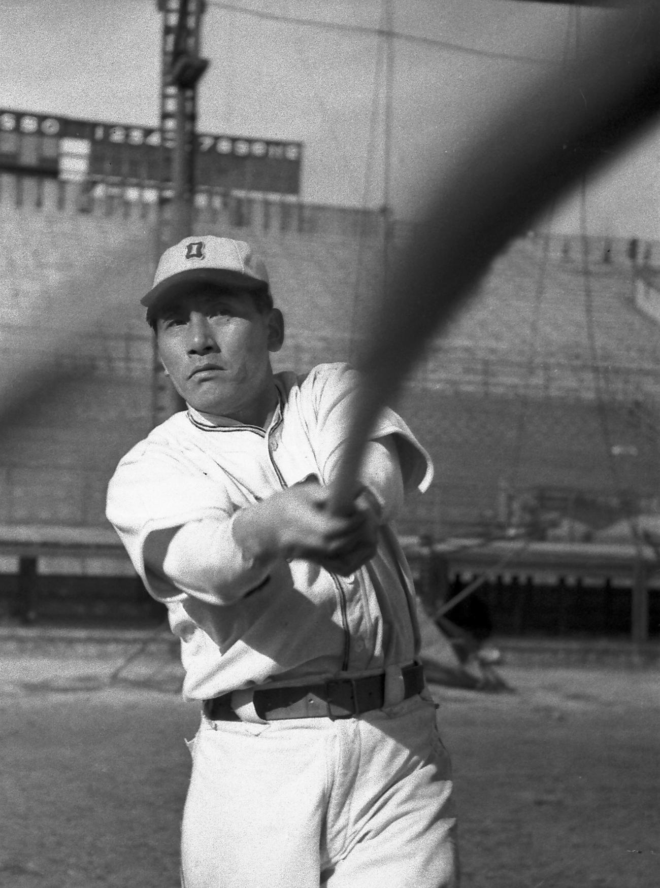49年、大阪タイガース藤村富美男の打撃フォーム