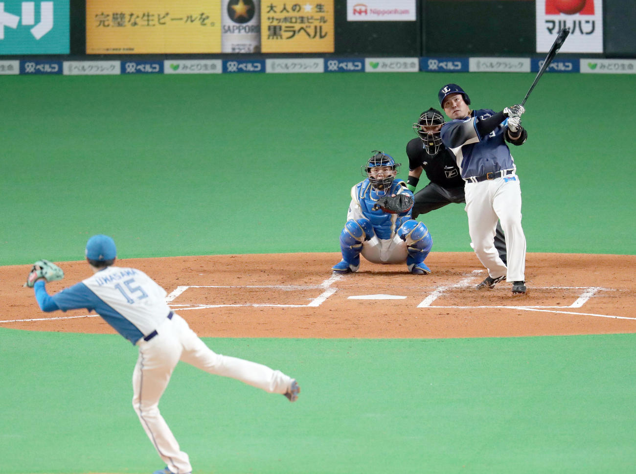 日本ハム対西武　2回表西武無死、山川は先制となる中越え本塁打を放つ。投手は日本ハム上沢（撮影・佐藤翔太）