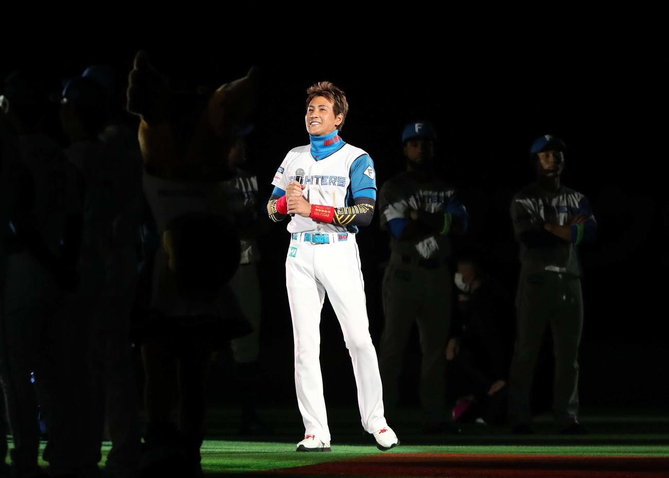開幕セレモニーであいさつする新庄ビッグボス（撮影・黒川智章）