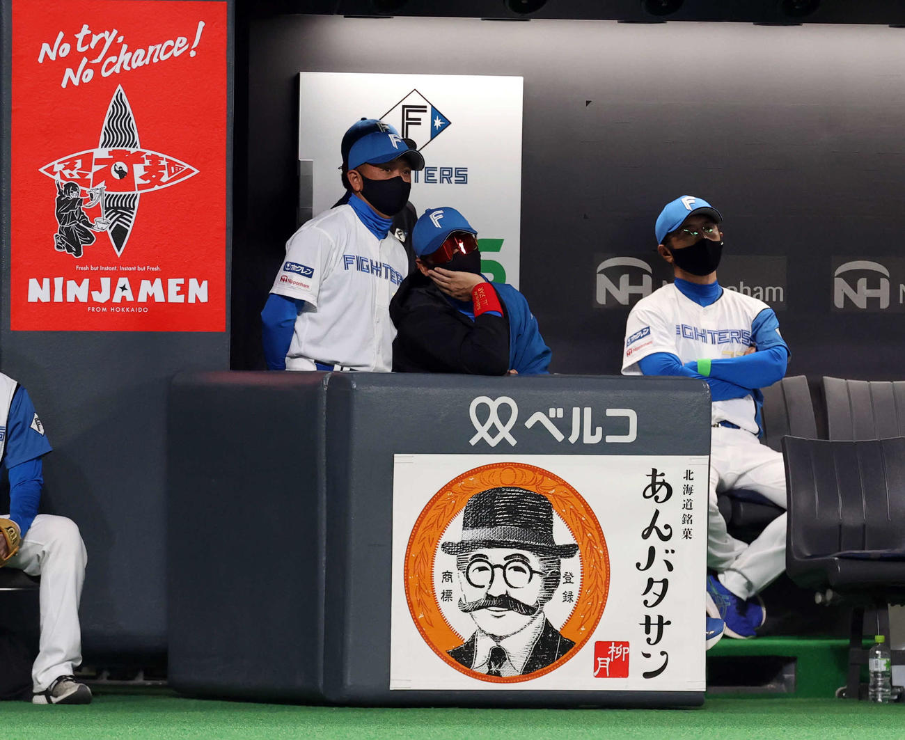 日本ハム対西武　序盤にリードを許し、悔しそうに試合を見つめる日本新庄監督（中央）（撮影・浅見桂子）
