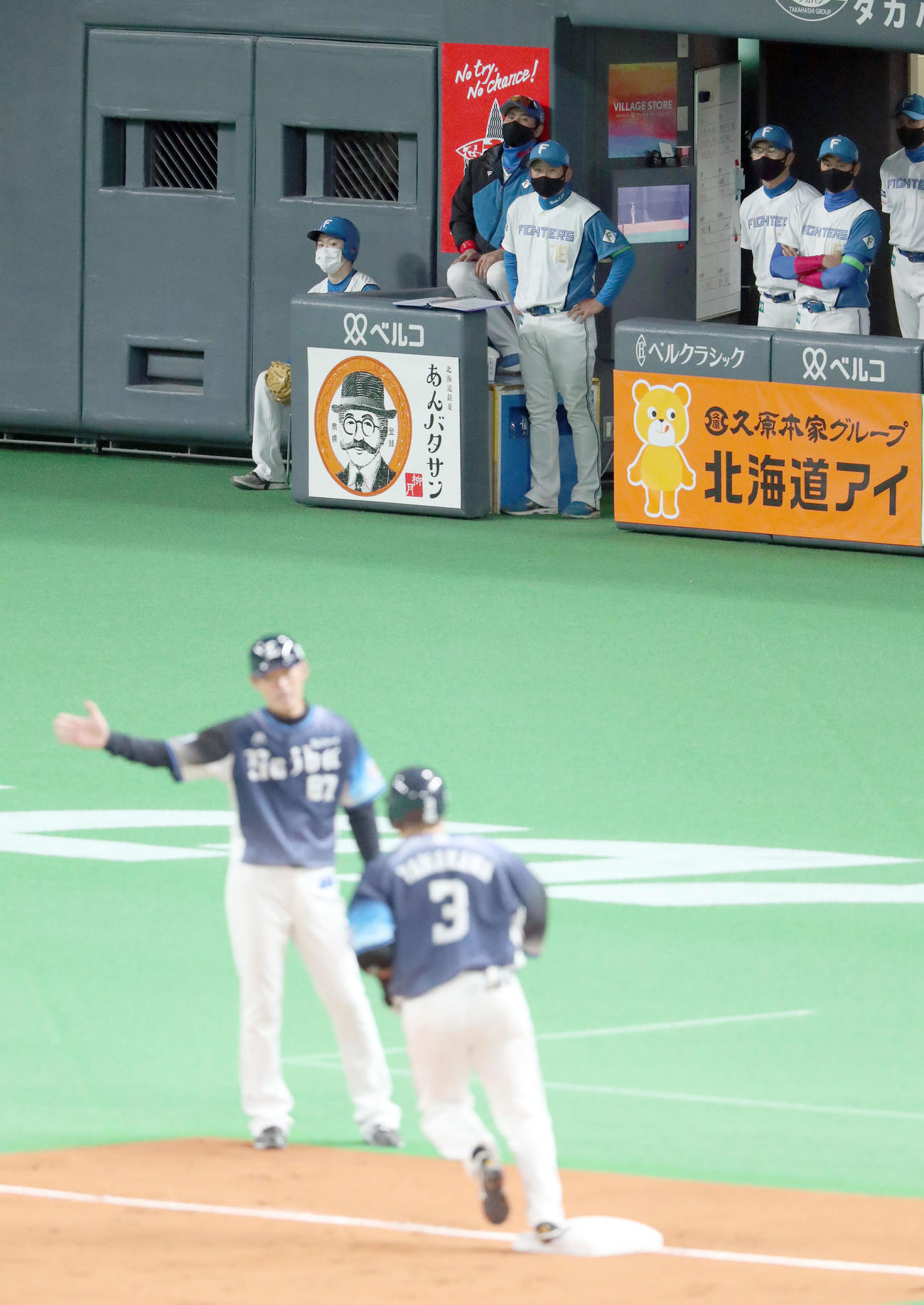日本ハム対西武　8回表西武2死、山川にこの日2本目となる左越え本塁打を打たれベンチでがっかりした様子の日本ハム新庄監督（中央後方）（撮影・佐藤翔太）