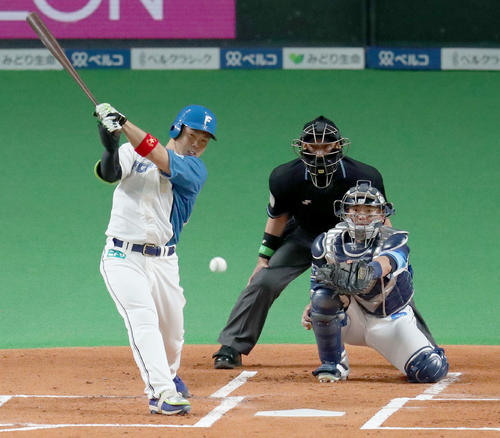 日本ハム対西武　1回裏日本ハム無死、近藤は中前打を放つ（撮影・佐藤翔太）