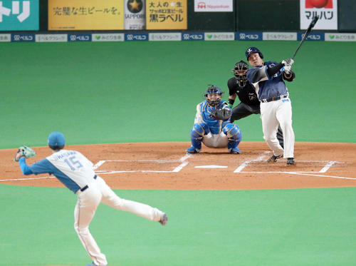 日本ハム対西武　2回表西武無死、山川は先制となる中越え本塁打を放つ。投手は日本ハム上沢（撮影・佐藤翔太）
