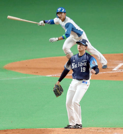 日本ハム対西武　2回裏日本ハム2死、水野を右飛に仕留める西武佐藤（撮影・佐藤翔太）
