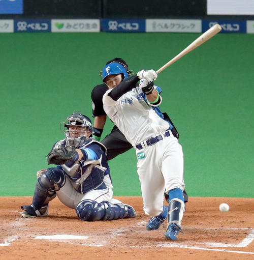 日本ハム対西武　3回裏日本ハム2死一塁、今川は遊内野安打を放つ（撮影・佐藤翔太）