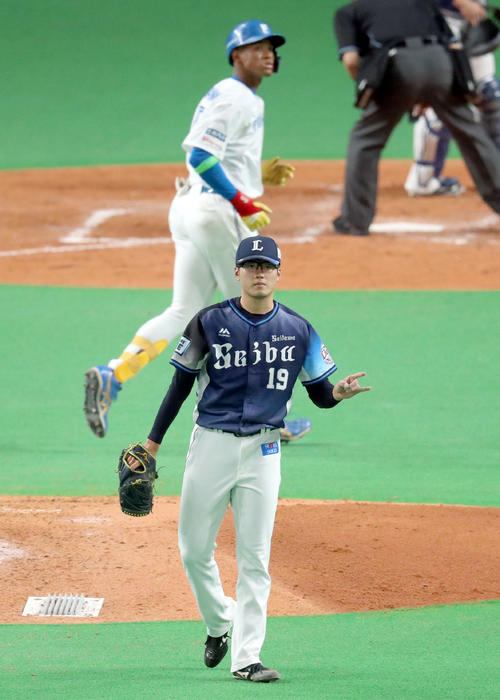 日本ハム対西武　4回裏日本ハム1死、万波を遊飛に仕留める西武佐藤（撮影・佐藤翔太）