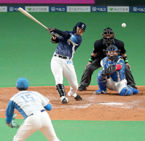 日本ハム対西武　5回表西武2死二塁、鈴木は左前適時打を放つ。投手は日本ハム上沢（撮影・佐藤翔太）