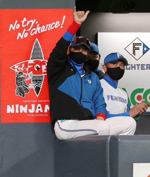 日本ハム対西武　5回裏日本ハムの攻撃中、BIGBOSSポーズで鼓舞する新庄監督（撮影・浅見桂子）