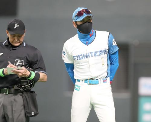 日本ハム対西武　投手交代を告げる新庄監督（撮影・黒川智章）