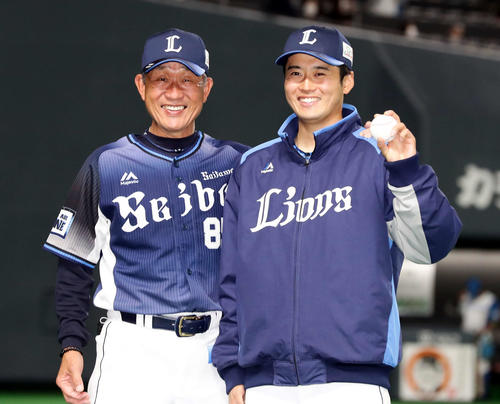 日本ハム対西武　プロ初登板初勝利の佐藤（右）はウィニングボールを手に辻監督と笑顔で記念撮影（撮影・浅見桂子）