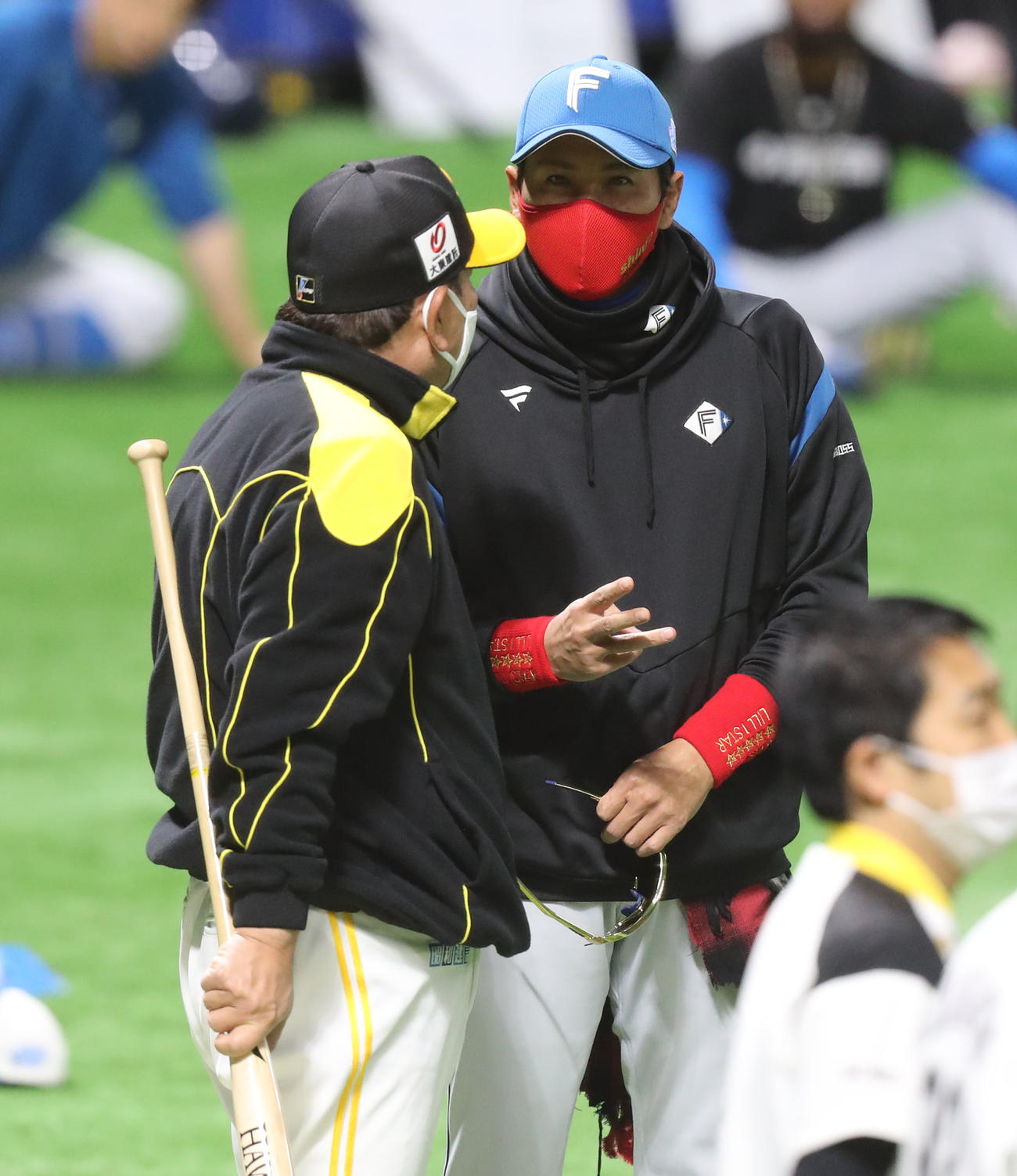 試合前の練習で話をするソフトバンク藤本監督（左）と日本ハム新庄監督（2022年3月27日撮影）
