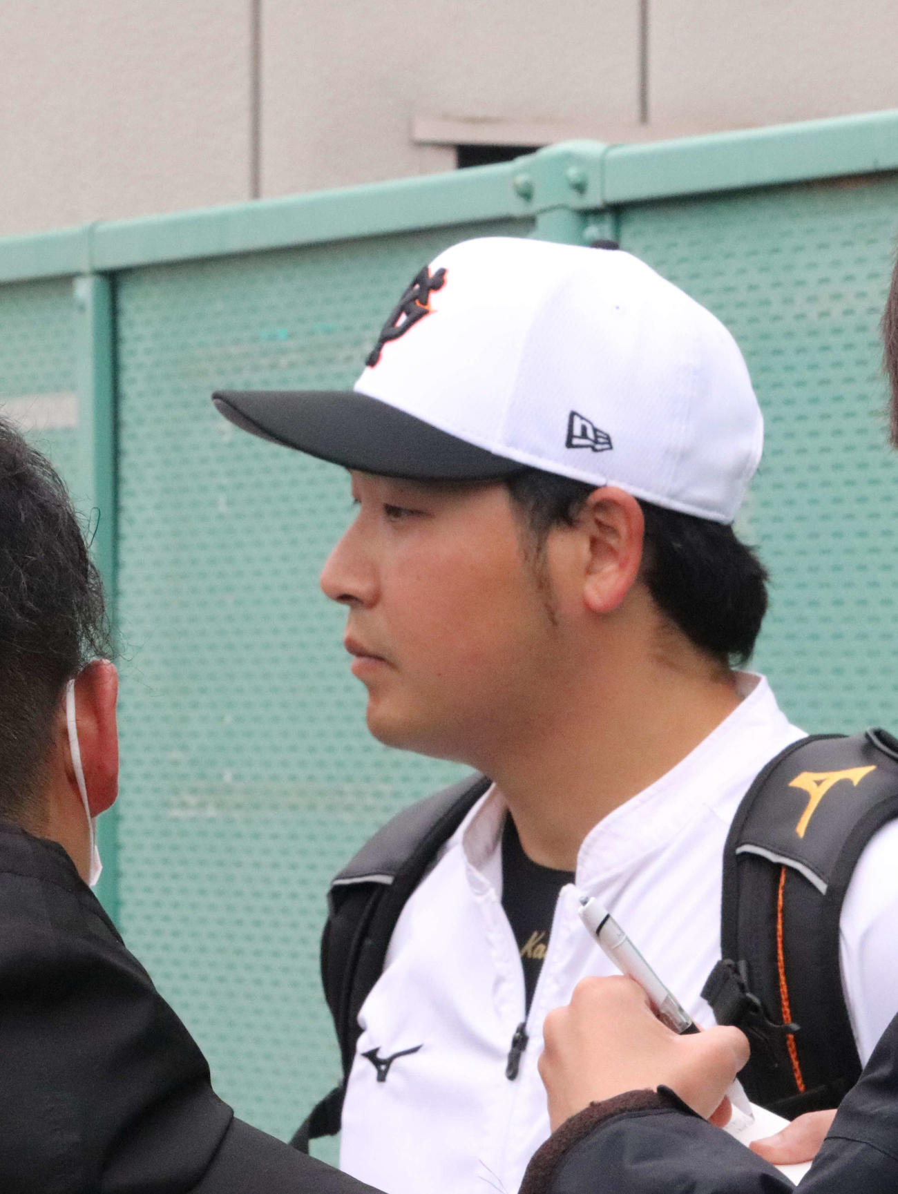 ジャイアンツ球場で取材に応じる巨人香月（撮影・小早川宗一郎）
