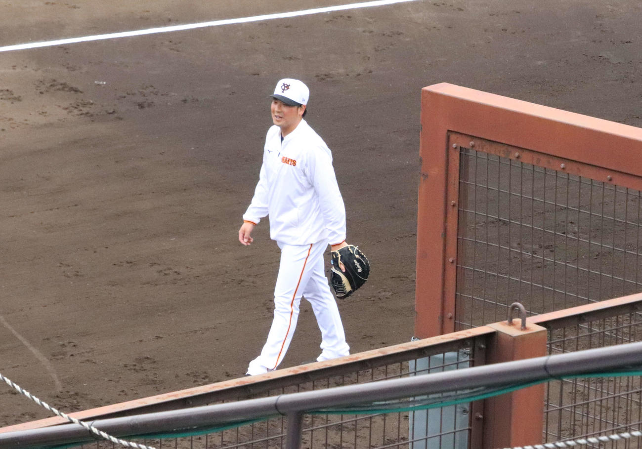 ジャイアンツ球場でイースタン・リーグ日本ハム戦の試合前練習を行う巨人香月（撮影・小早川宗一郎）