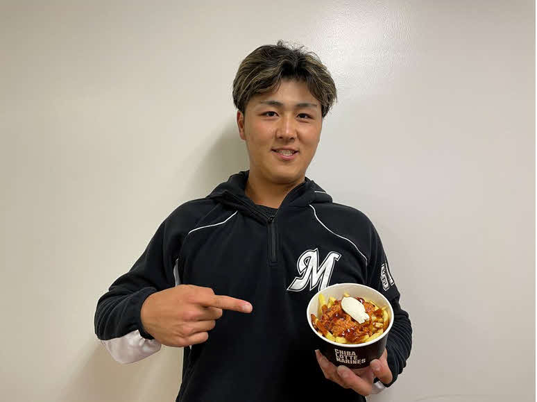 ロッテの監督・選手グルメがZOZOマリンで発売される。山口は「ぐっさんのローテッドポテト」（球団提供）