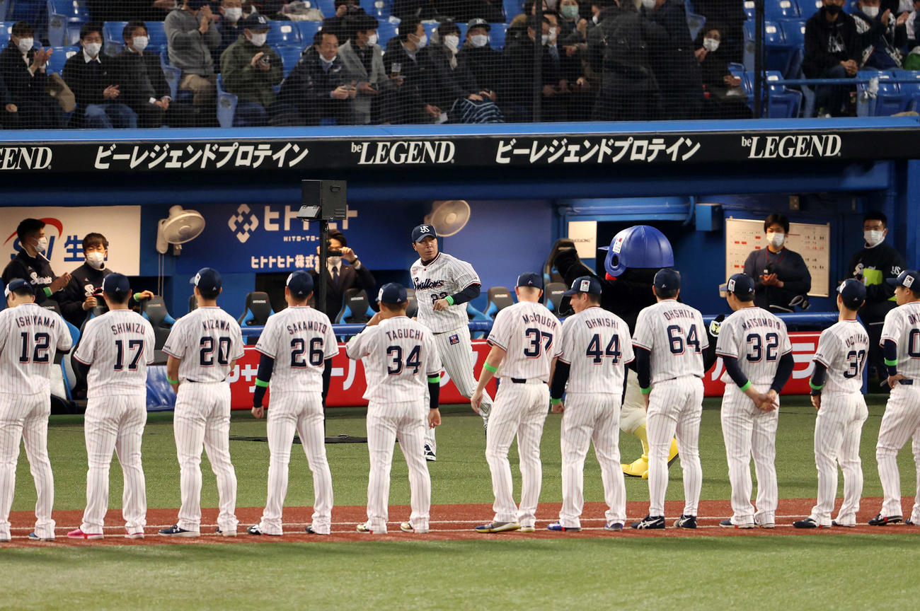 ヤクルト対巨人　選手紹介で入場するヤクルト高津監督（後方中央）（撮影・鈴木正人）