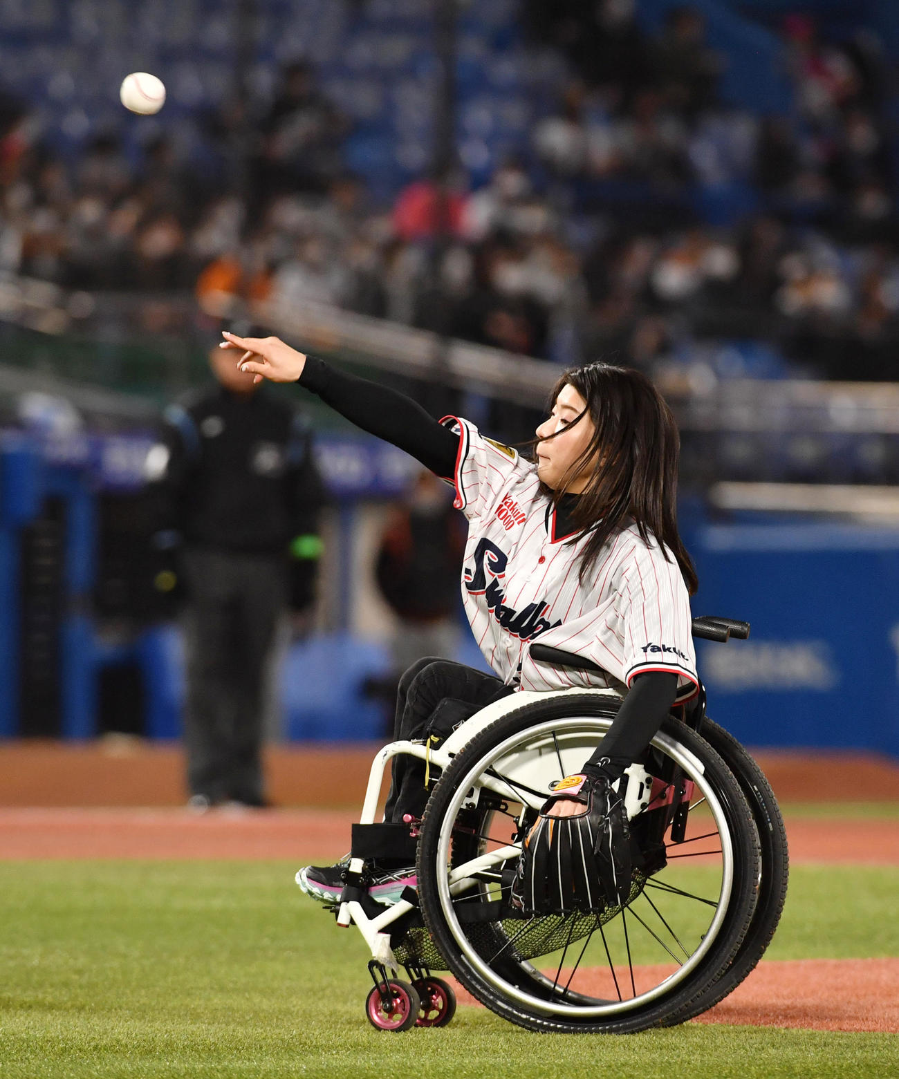 ヤクルト対巨人　村岡桃佳が始球式を務めた（撮影・柴田隆二）