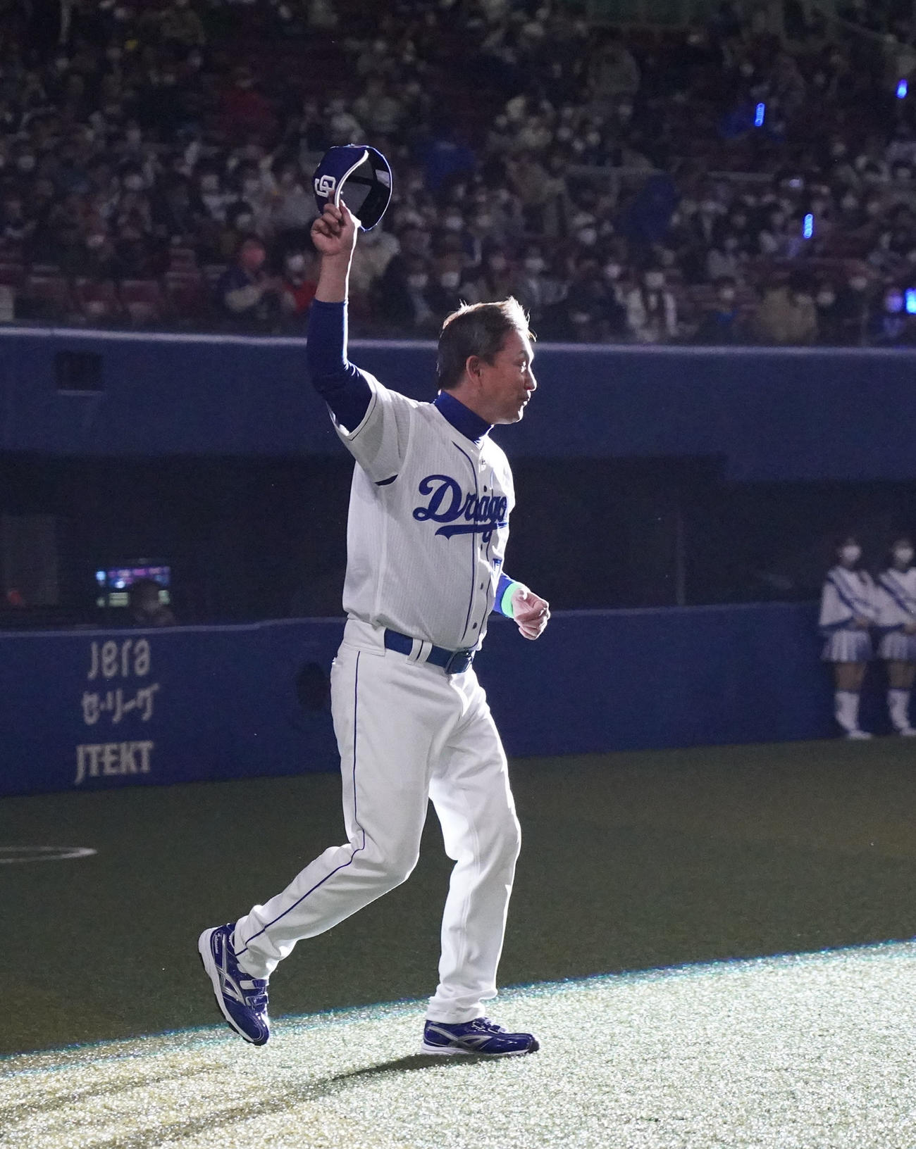 中日対DeNA　セレモニーでコールを受けグラウンドに姿を見せる立浪監督（撮影・森本幸一）