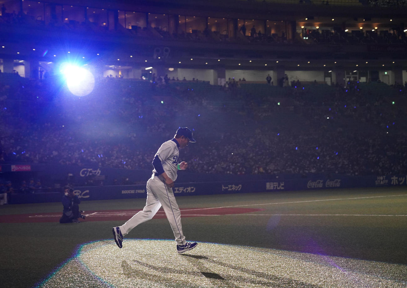 中日対DeNA　セレモニーでコールを受けグラウンドに姿を見せる立浪監督（撮影・森本幸一）