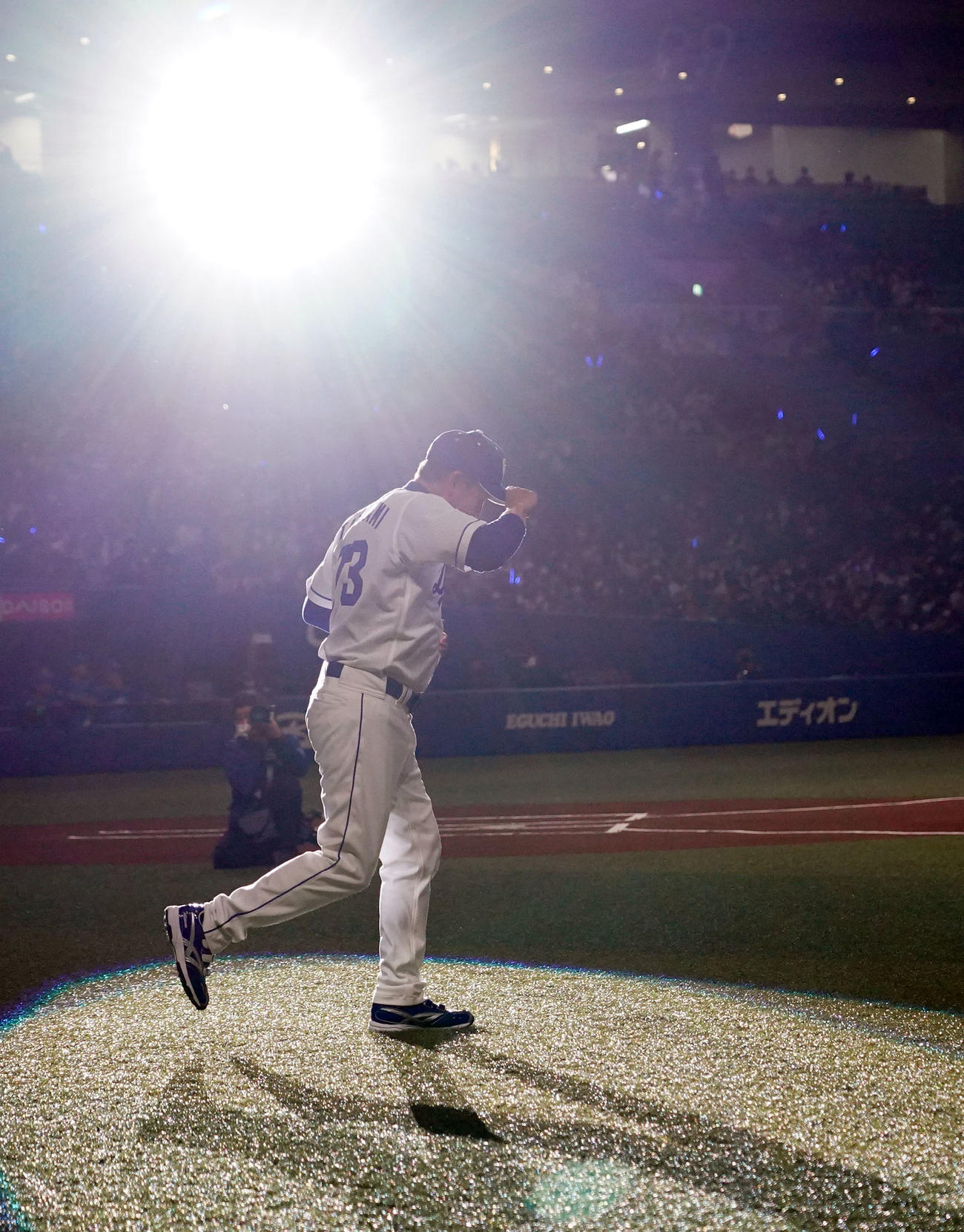 中日対DeNA　セレモニーでコールを受けグラウンドに姿を見せる立浪監督（撮影・森本幸一）