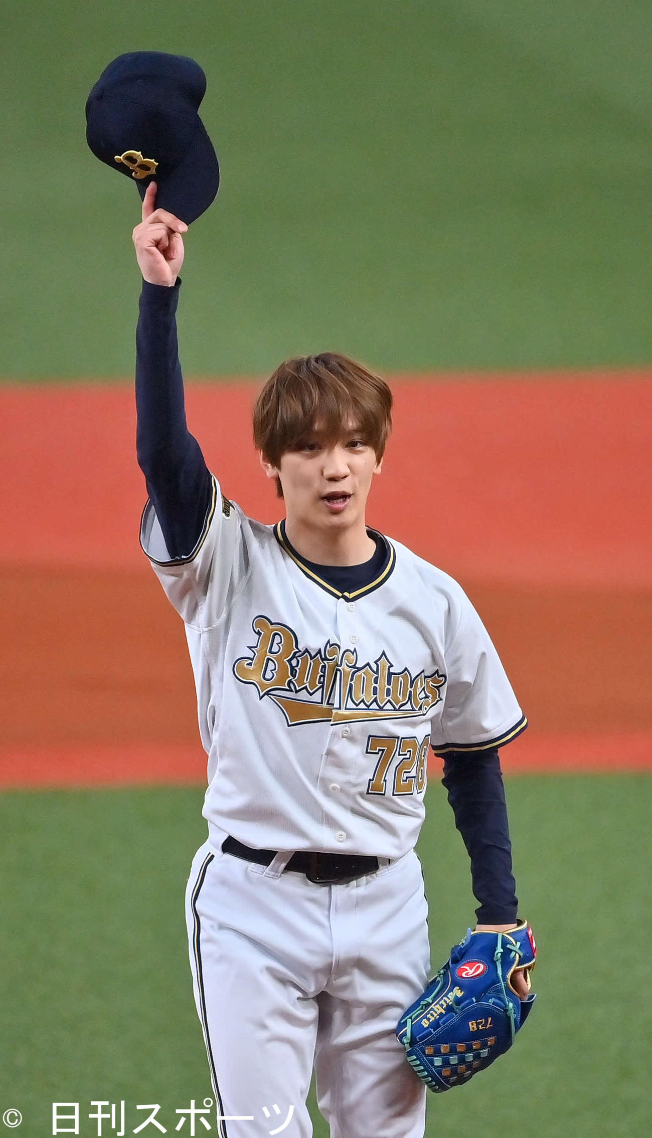 オリックス対楽天　オリックスのホーム開幕戦で始球式を行う、なにわ男子・藤原丈一郎（撮影・和賀正仁）