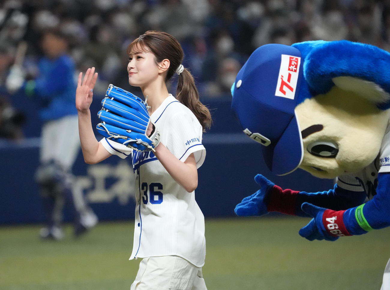 中日対DeNA　始球式を行う生見愛瑠（撮影・森本幸一）