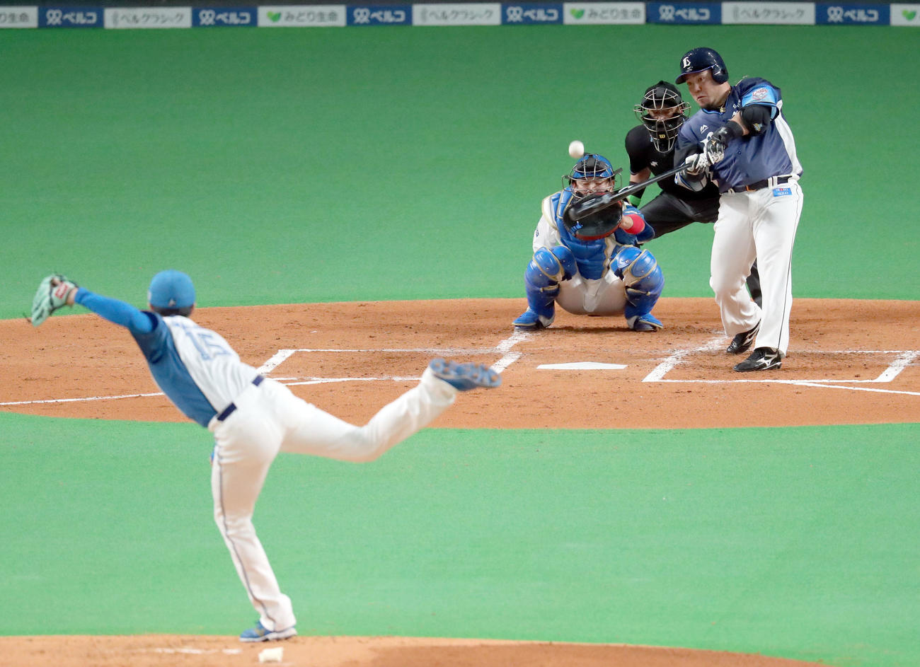 日本ハム対西武　2回表西武無死、山川は先制となる中越え本塁打を放つ。投手は日本ハム上沢（撮影・佐藤翔太）