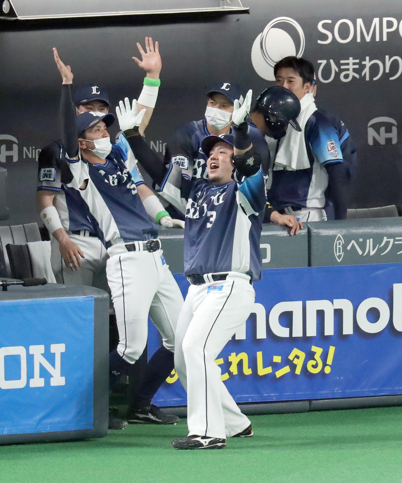 日本ハム対西武　2回表西武無死、山川は先制となる中越え本塁打を放ちどすこいポーズをする（撮影・佐藤翔太）