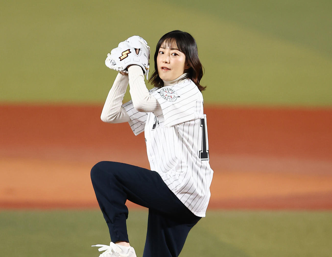 始球式を行う菅野美穂（撮影・垰建太）