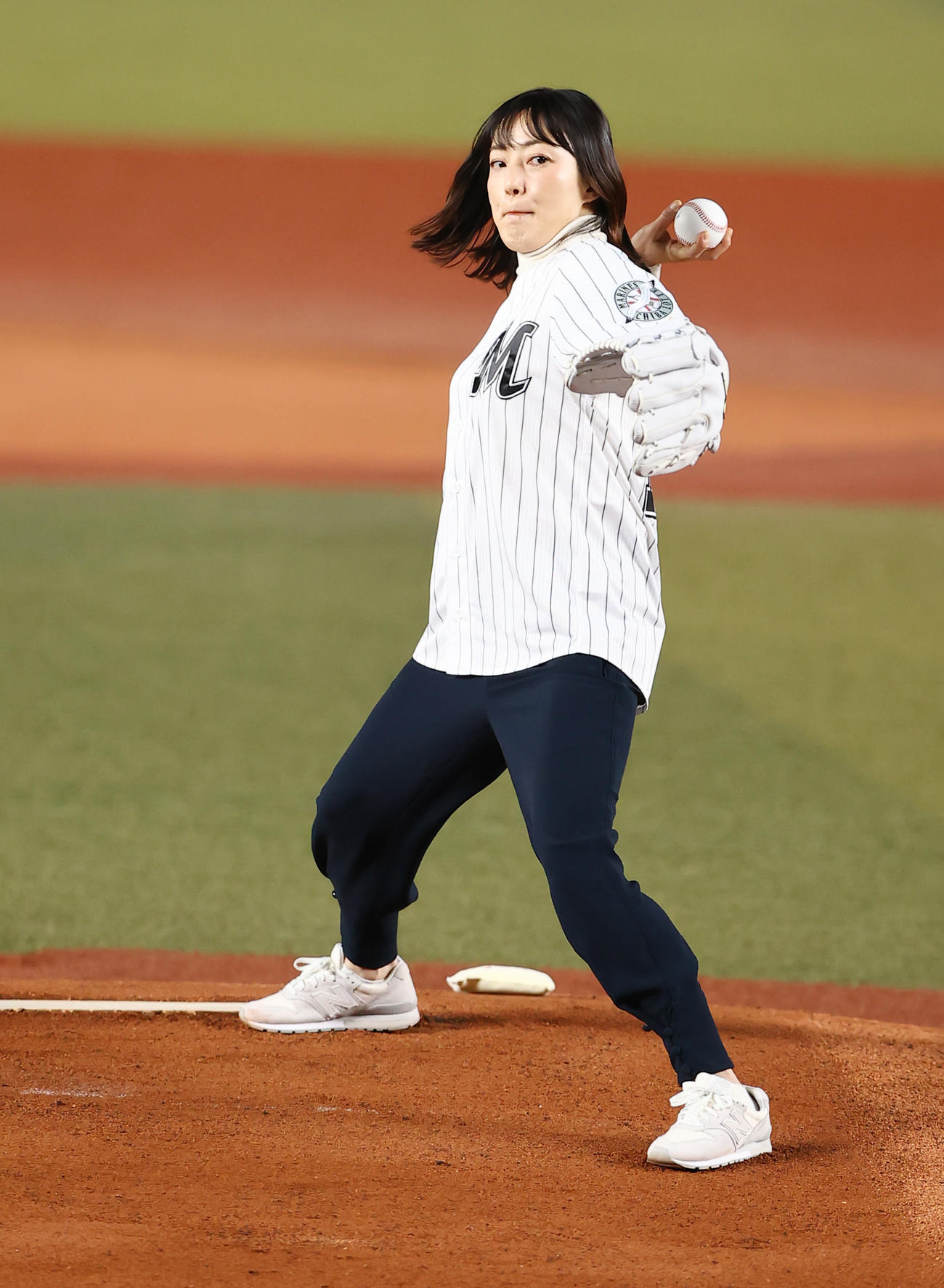 始球式でノーバウンド投球を披露した菅野美穂（撮影・垰建太）