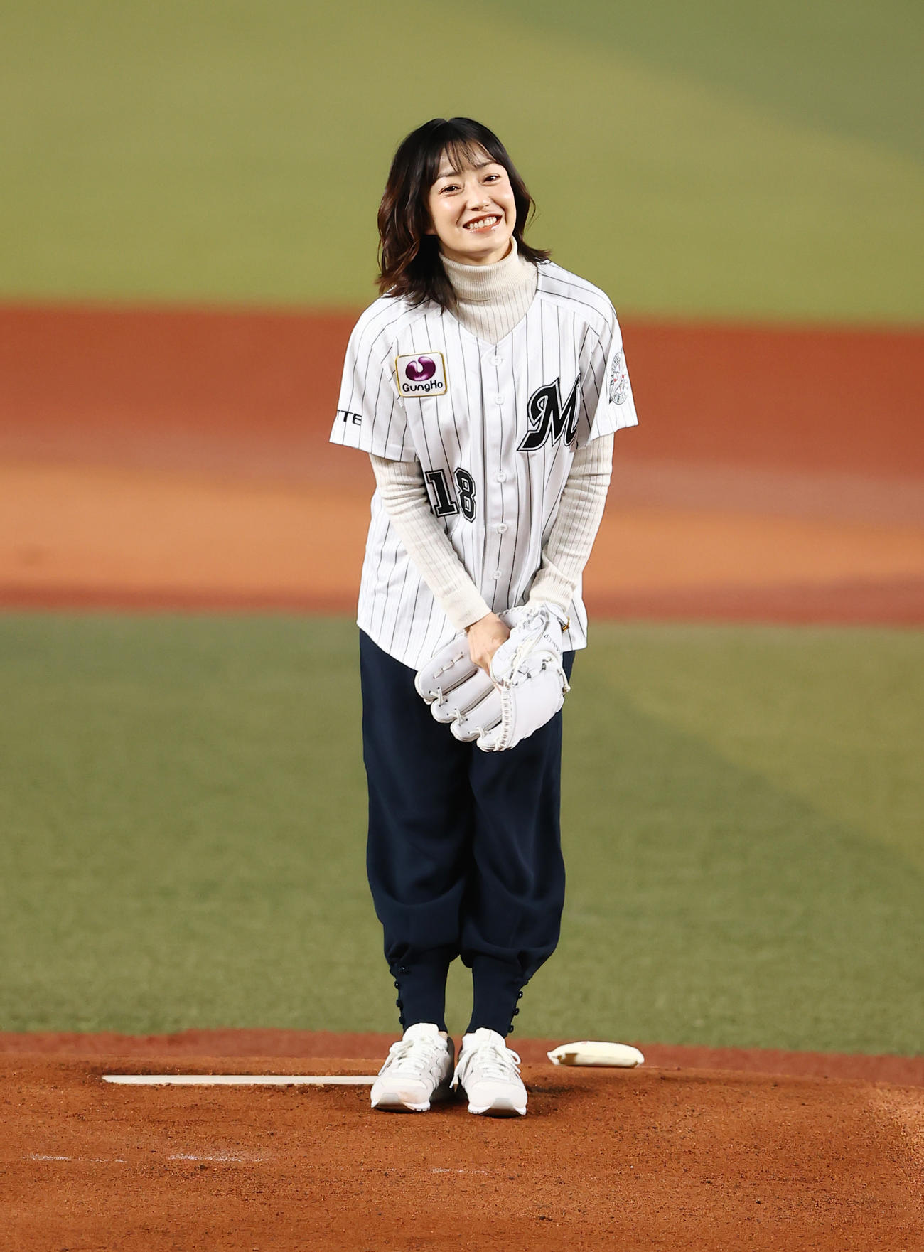 始球式で笑顔を見せた菅野美穂（撮影・垰建太）