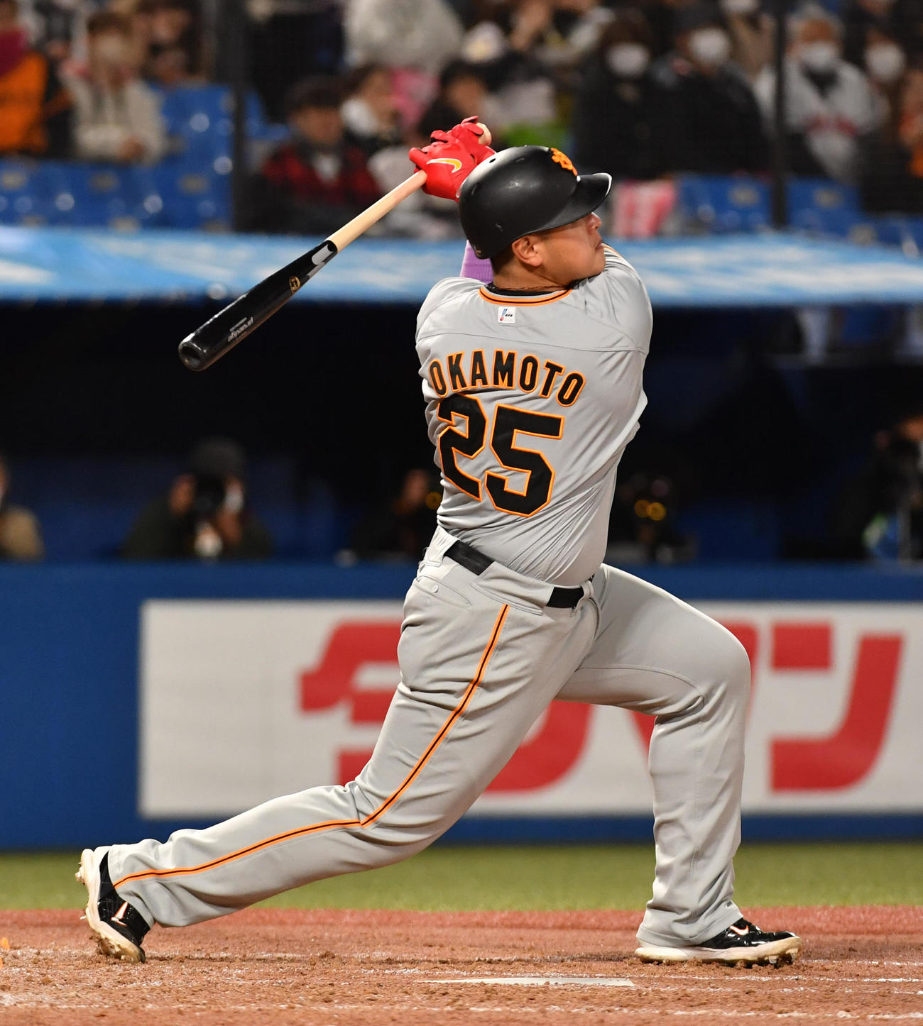 ヤクルト対巨人　4回表巨人2死、岡本和は右越えに本塁打を放つ（撮影・柴田隆二）