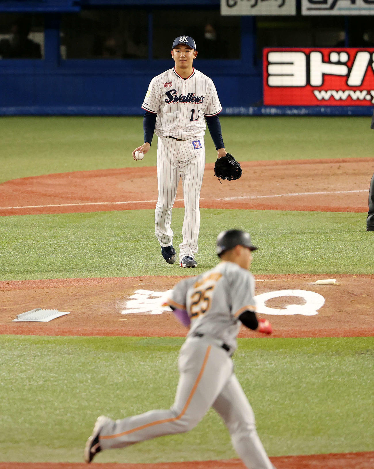 ヤクルト対巨人　4回表巨人2死、岡本和（手前）に右越え本塁打を放たれたヤクルト奥川（撮影・鈴木正人）