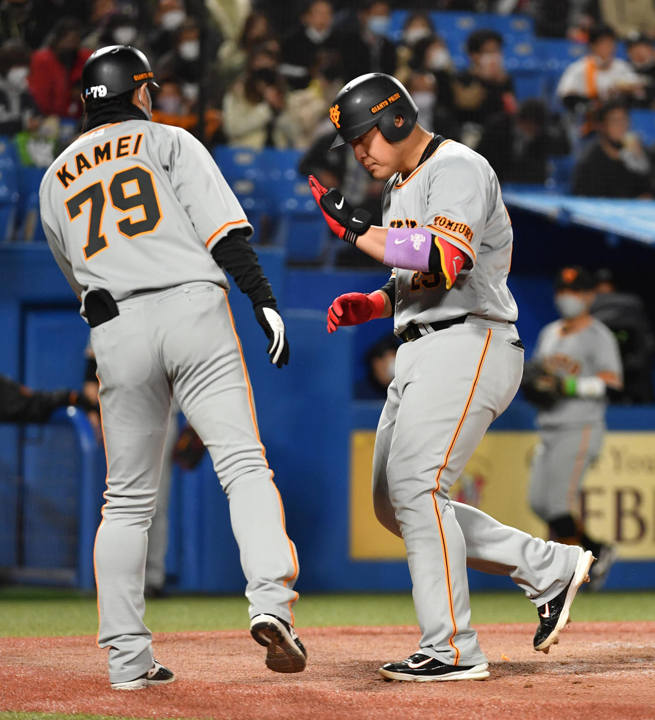 ヤクルト対巨人　4回表巨人2死、岡本和（右）は右越えに本塁打を放ち亀井コーチの出迎えを受ける（撮影・柴田隆二）