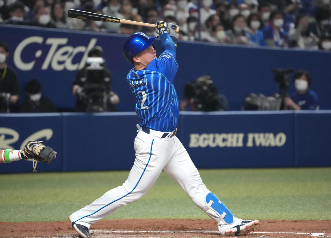 3回表DeNA2死一塁、右越え2点本塁打を放つ牧（撮影・森本幸一）