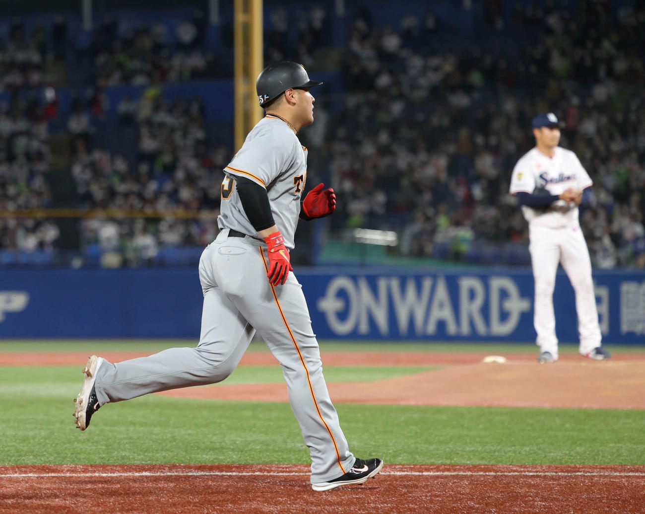 ヤクルト対巨人　4回表巨人2死、奥川（奥）から右越え同点ソロ本塁打を放つ岡本和（撮影・河田真司）