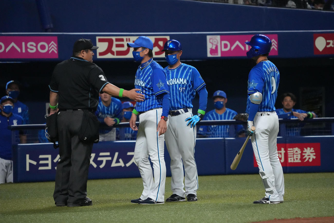 中日対DeNA 4回表DeNA1死、見逃し三振に倒れ審判への侮辱行為で退場となった大和（右）中央は三浦監督（撮影・森本幸一）