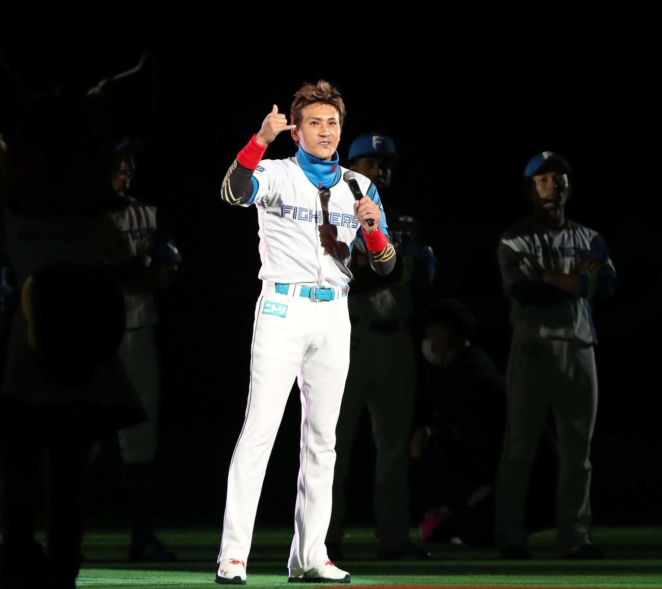 日本ハム対西武　開幕セレモニーであいさつする新庄監督（撮影・黒川智章）