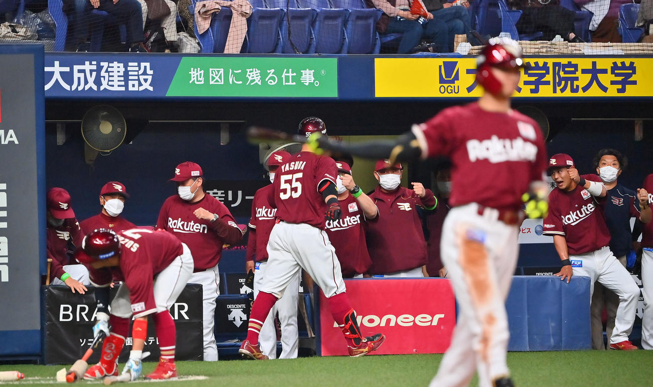 オリックス対楽天　5回表楽天2死、安田（中央）は同点本塁打を放ち石井監督らに迎えられる（撮影・和賀正仁）