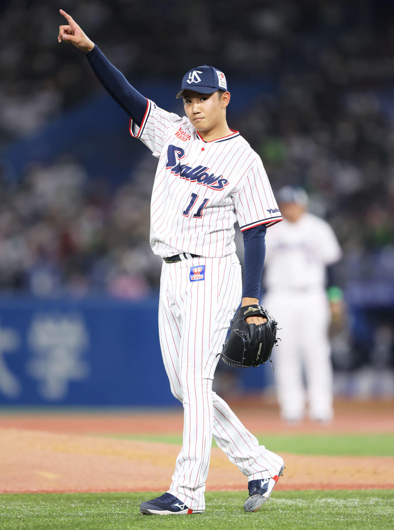 ヤクルト対巨人　4回表巨人1死、ポランコを左邪飛に抑える奥川（撮影・河田真司）