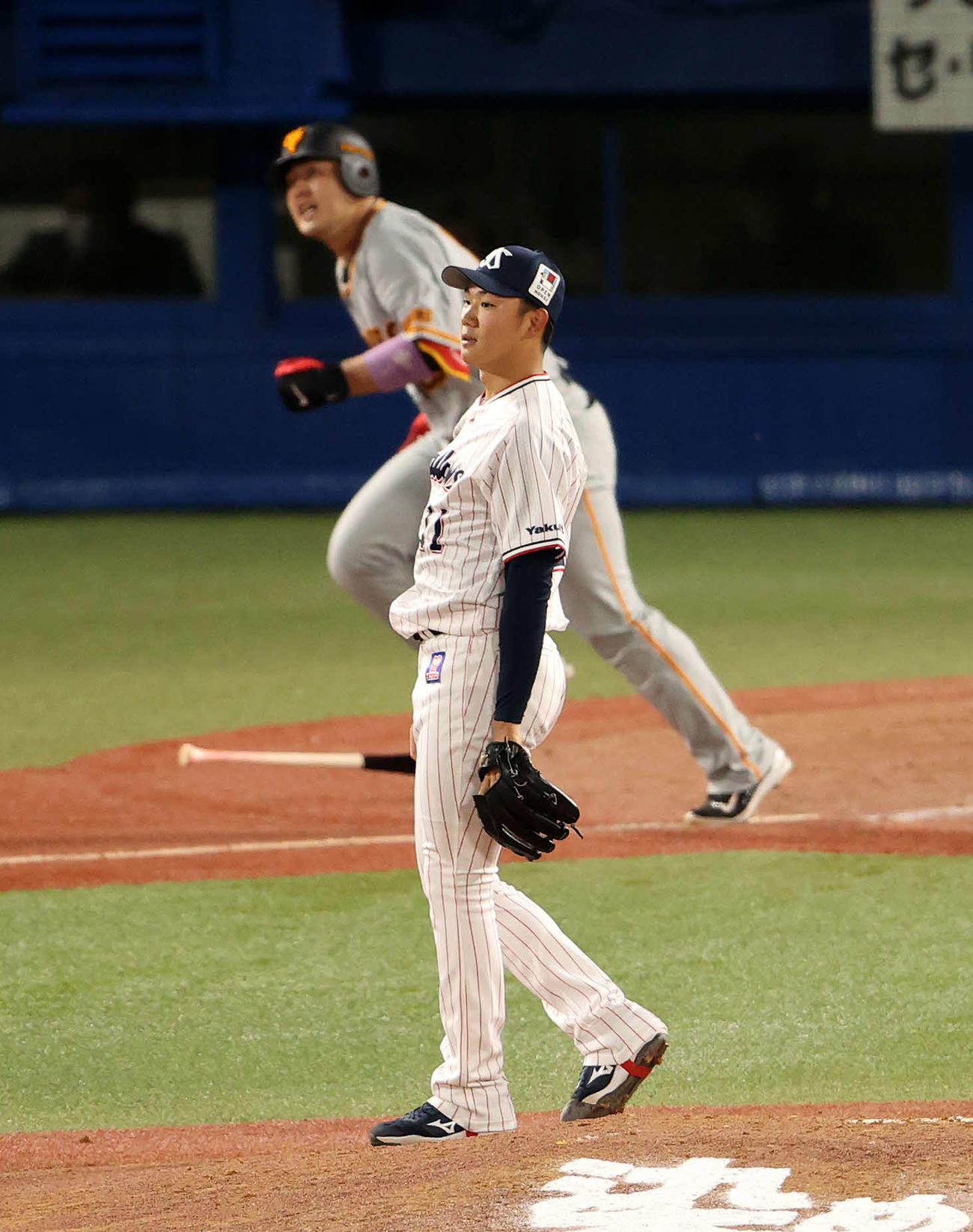 ヤクルト対巨人　4回表巨人2死、岡本和（後方）に右越え本塁打を浴び、悔しそうな表情を見せるヤクルト奥川（撮影・鈴木正人）