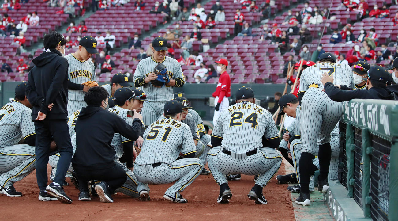 広島対阪神　試合前の円陣で声を出す大山（撮影・加藤哉）