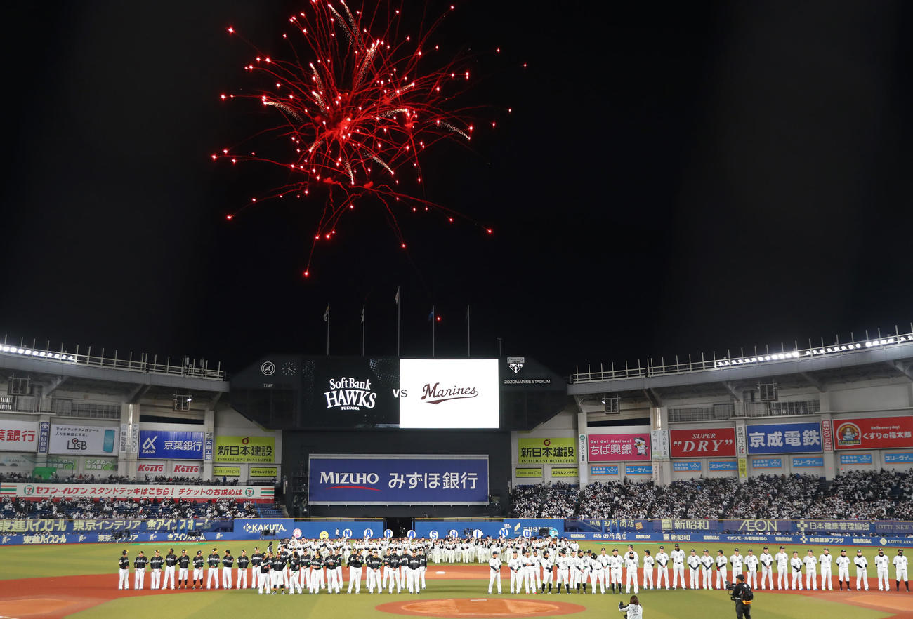 ロッテ対ソフトバンク　試合前セレモニーで打ち上がる花火（撮影・垰建太）