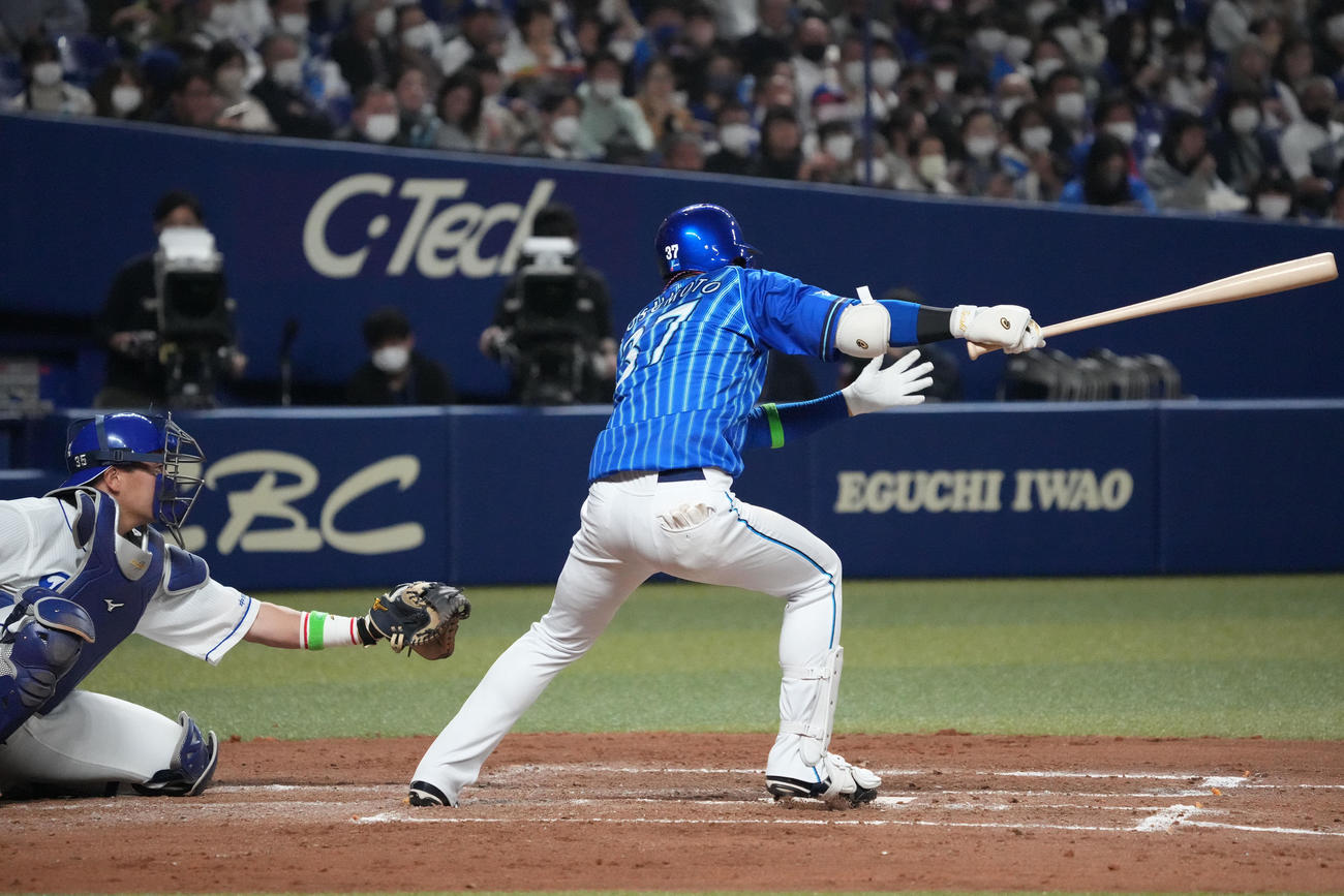 中日対DeNA 5回表DeNA1死二塁、左前適時打を放つ楠本（撮影・森本幸一）