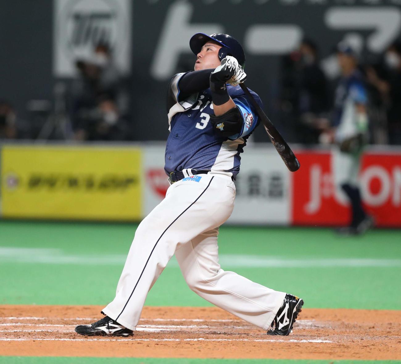 日本ハム対西武　8回表西武2死、左越え本塁打を放つ山川（撮影・黒川智章）