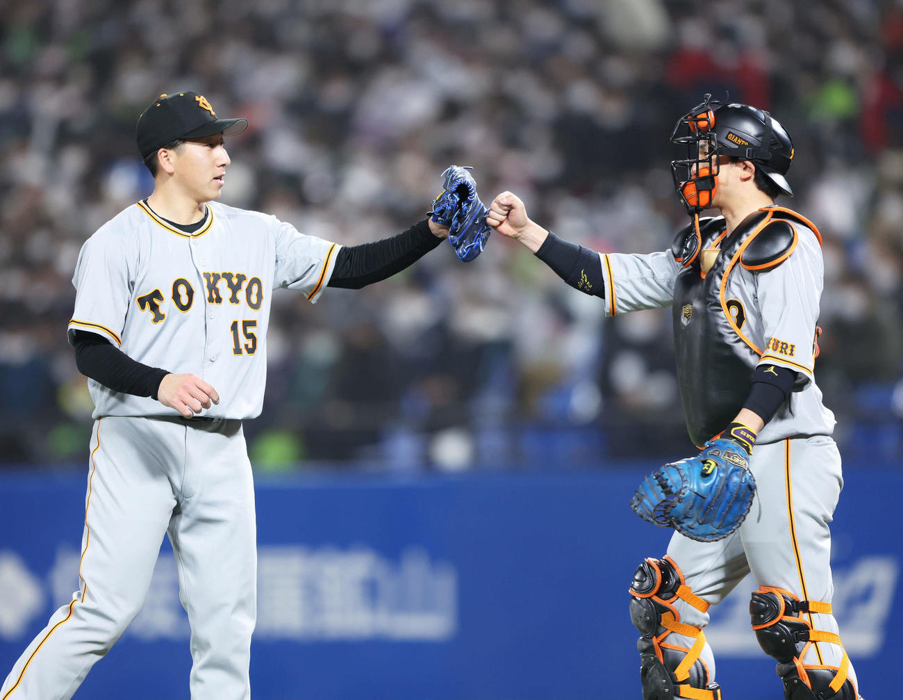 ヤクルト対巨人　ヤクルトに勝利し、グータッチを交わす大勢（左）と小林（撮影・河田真司）
