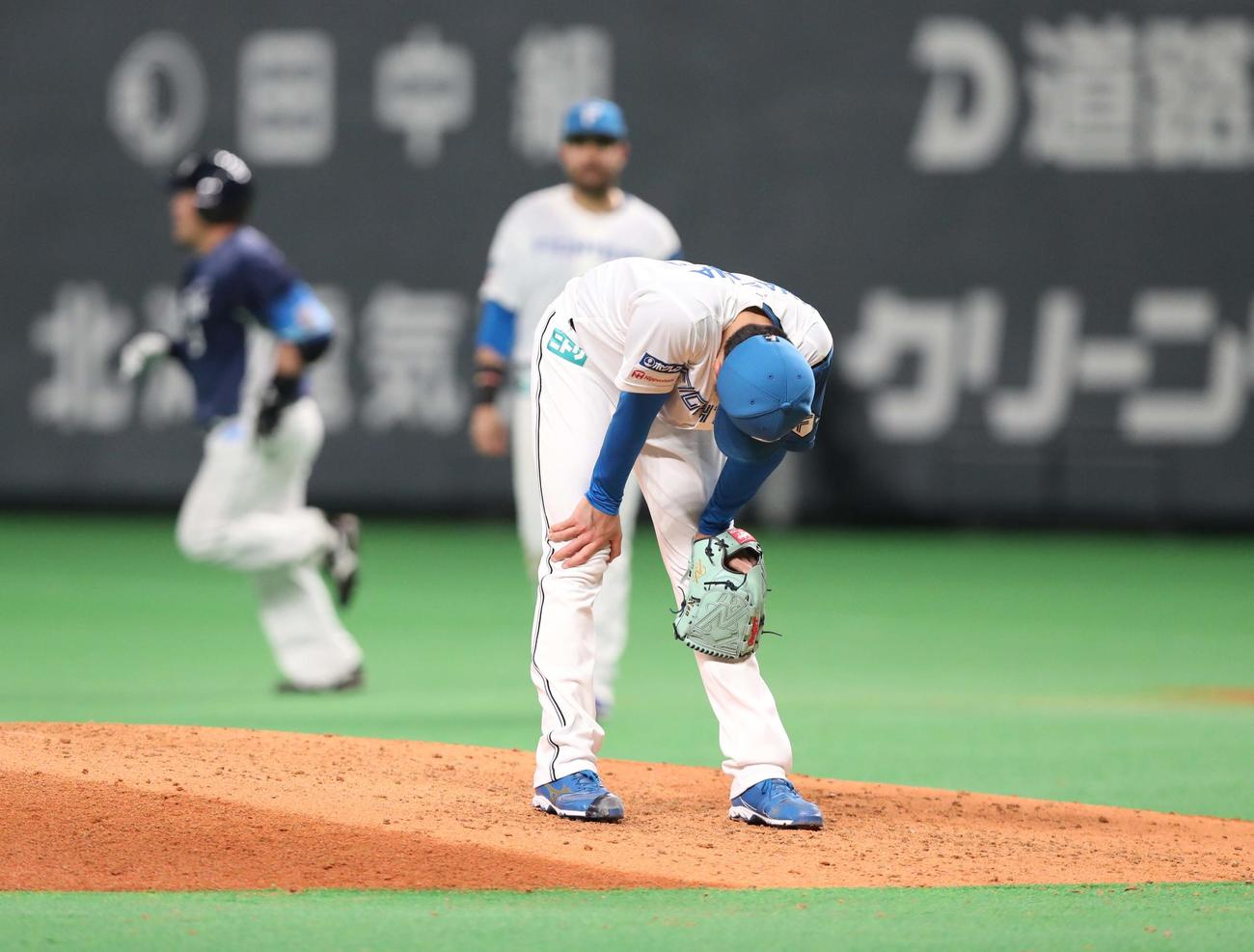 日本ハム対西武　8回表西武2死、山川（左）に左越え本塁打を浴び肩を落とす上沢（撮影・黒川智章）