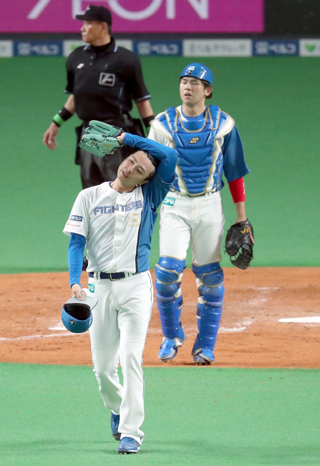 日本ハム対西武　汗を拭う日本ハム上沢（撮影・佐藤翔太）