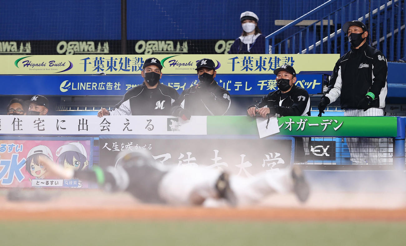 ロッテ対ソフトバンク　延長10回表ソフトバンク1死三塁、今宮健太のゴロで一気に本塁を突いた三走野村勇（手前）を見つめる井口資仁監督（左から3人目）（撮影・垰建太）