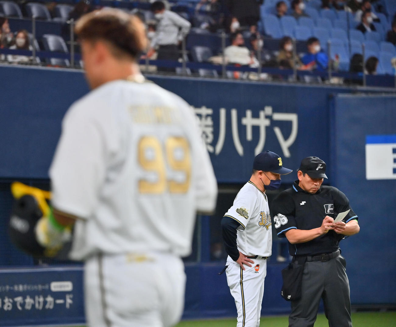 オリックス対楽天　8回を終え、交代を告げるオリックス中嶋監督、手前は満塁機に二ゴロに倒れた杉本（撮影・和賀正仁）